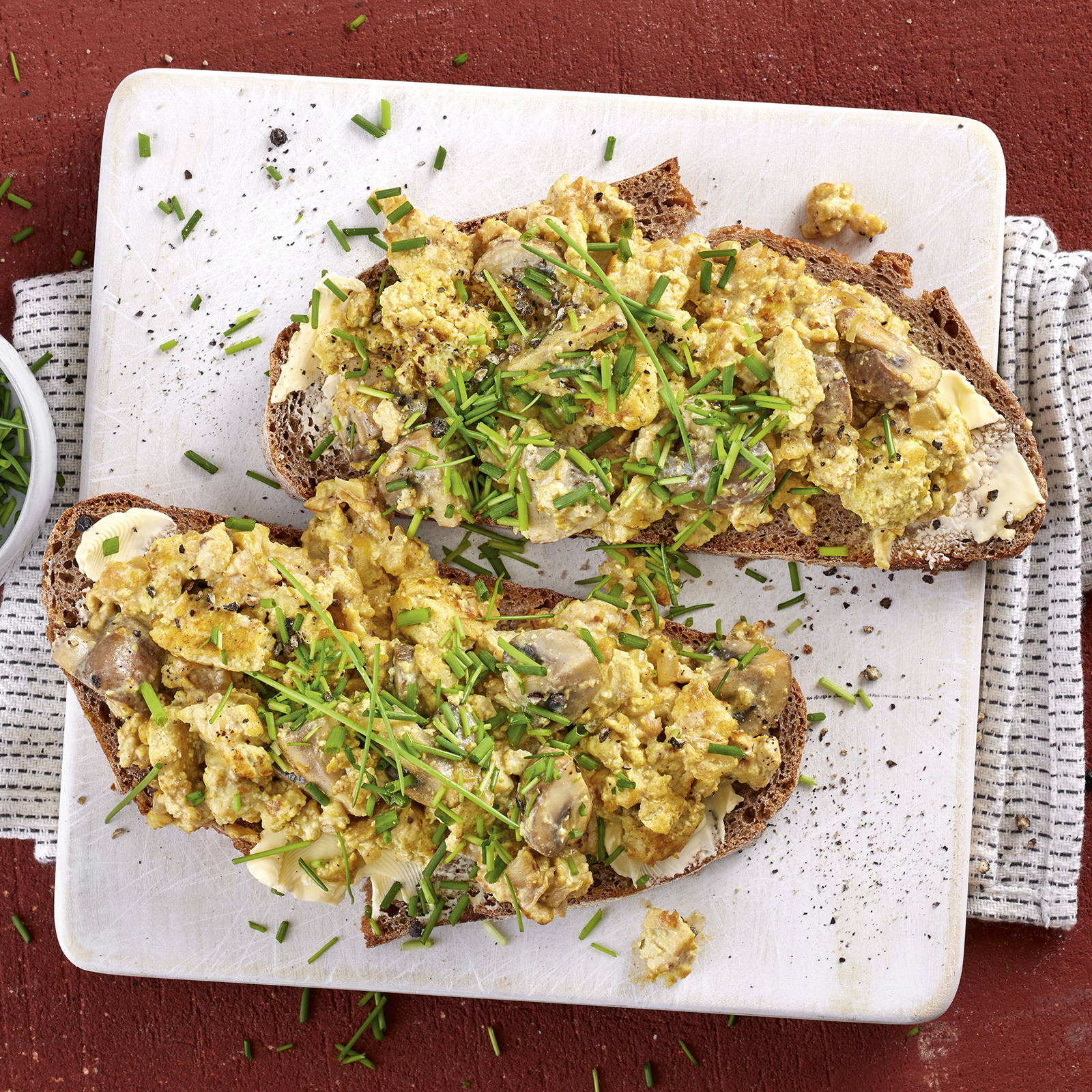 5 22 Tofu Pilz Scramble Auf Vollkornbrot 1600x1600px