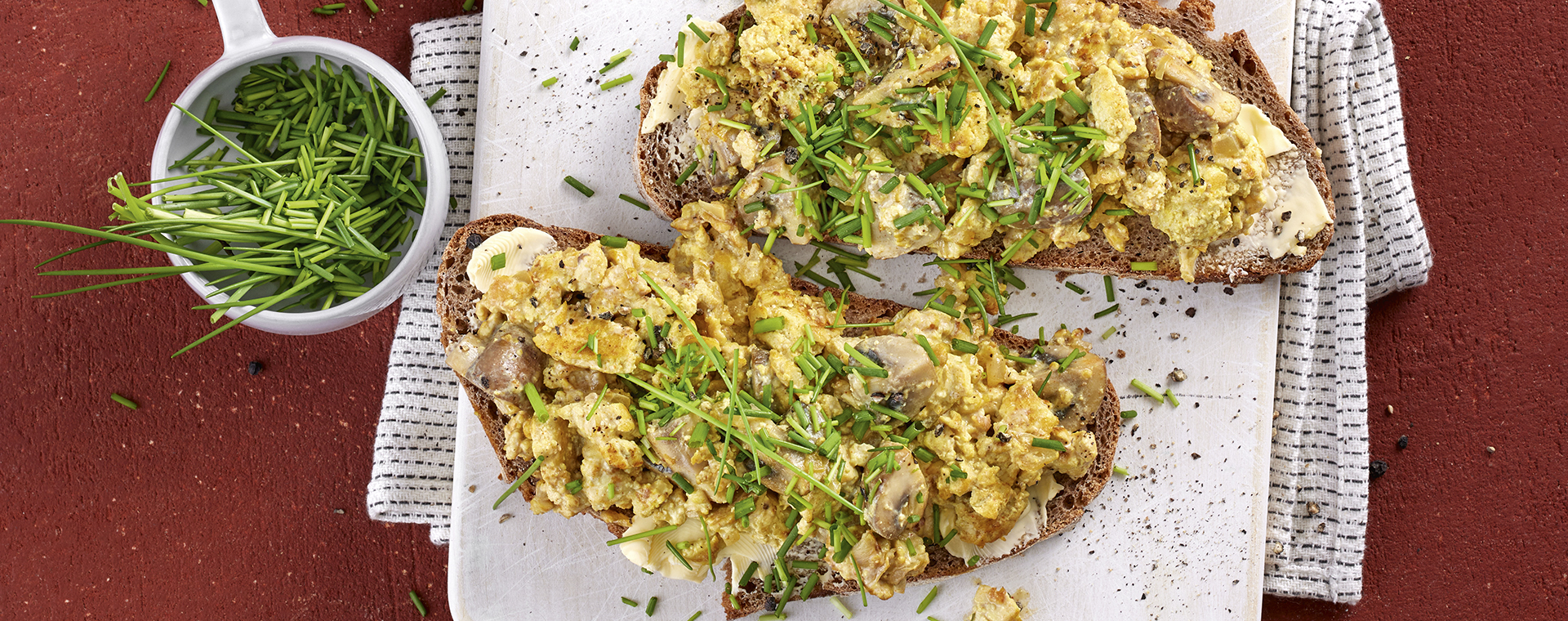 5 22 Tofu Pilz Scramble Auf Vollkornbrot 1920x760px