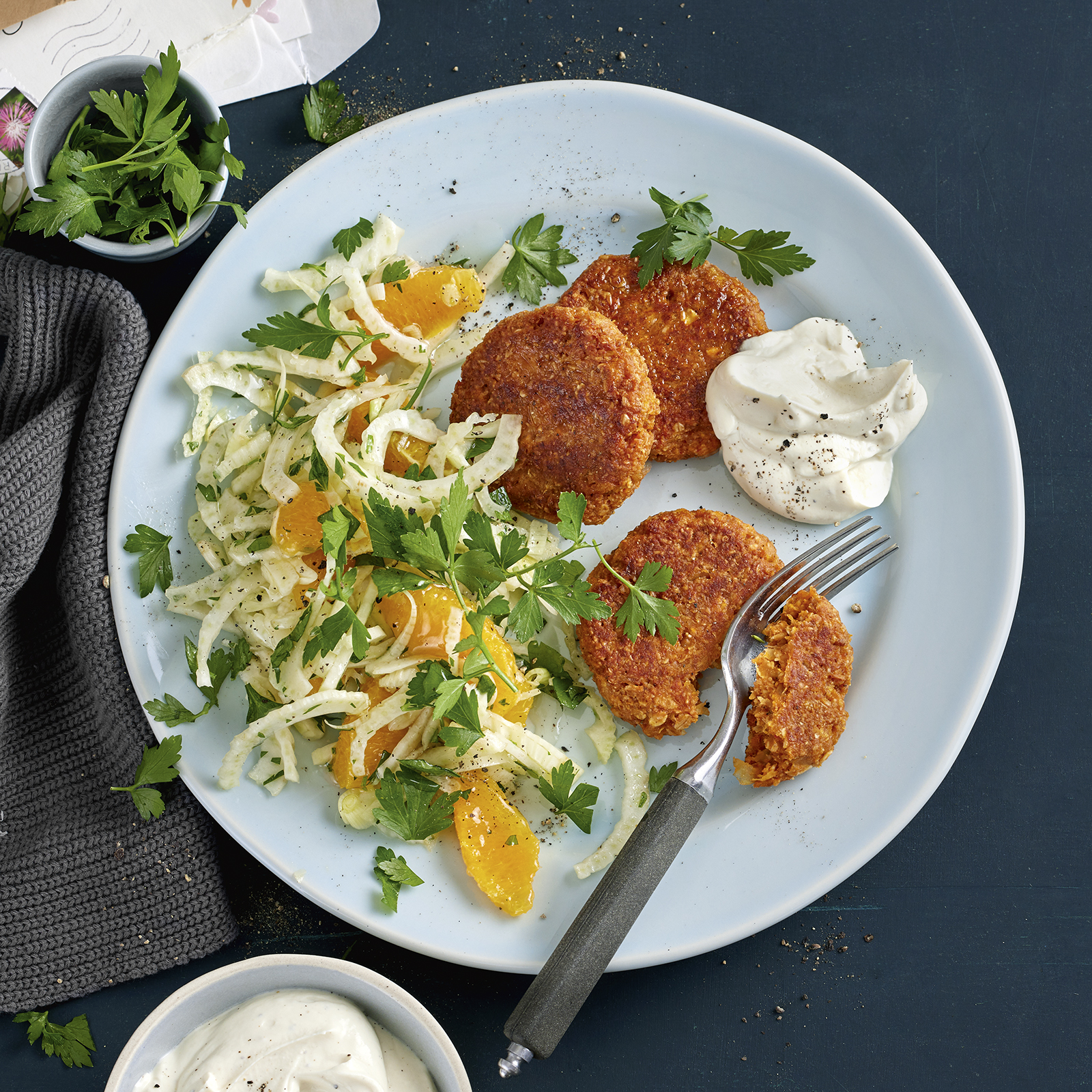 6 22 Haferbratlinge Mit Quarkdip Und Fenchelsalat 1600x1600px