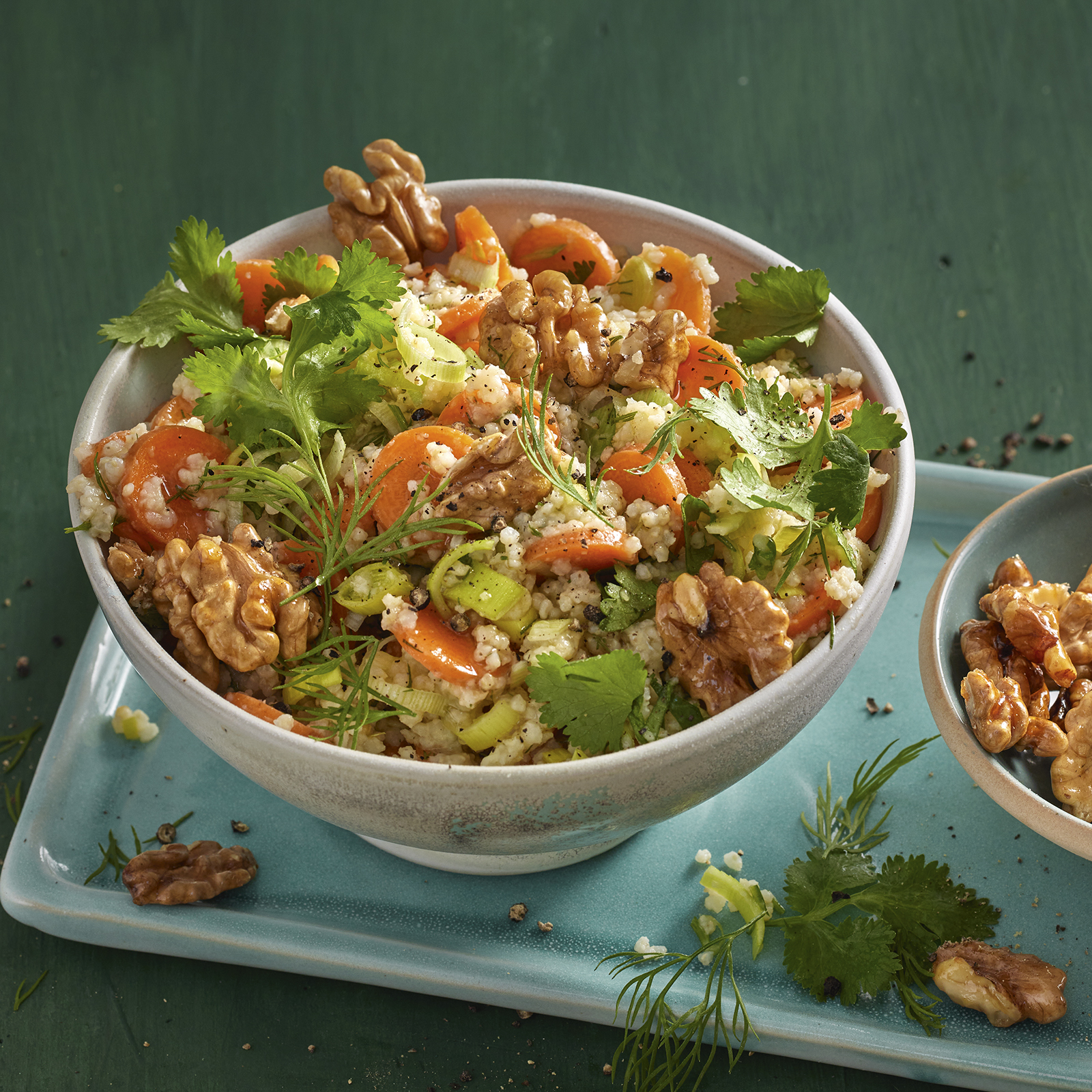 6 22 Hirse Moehren Salat Und Karamellisierten Walnuessen 1600x1600px