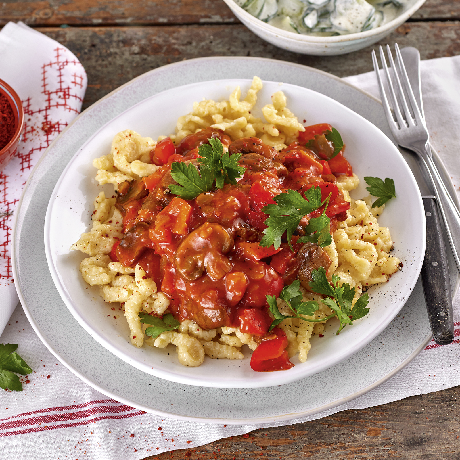 6 22 Paprikagulasch Mit Spaetzle 1600x1600px