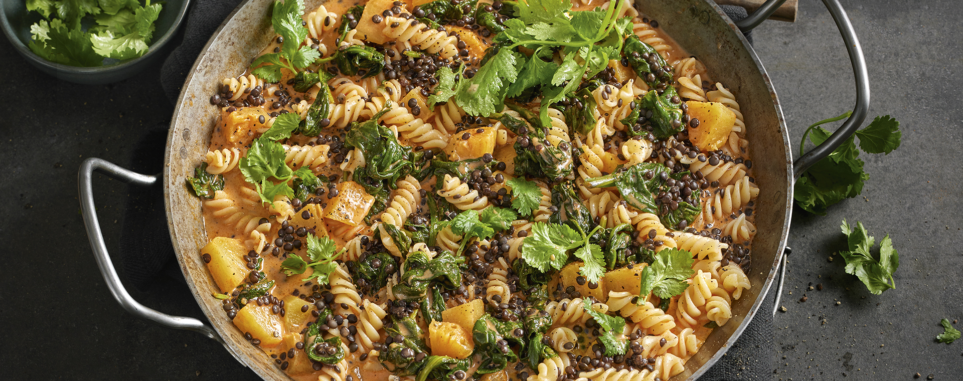 6 22 Rotes Nudelcurry Mit Linsen Und Ananas 1920x760px