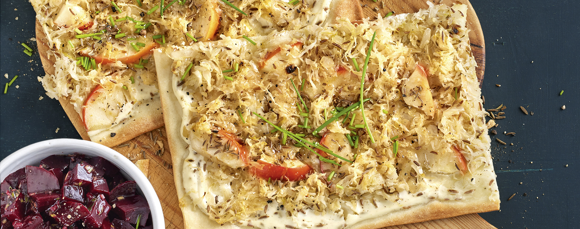 6 22 Sauerkraut Flammkuchen Mit Kuemmel 1920x760px