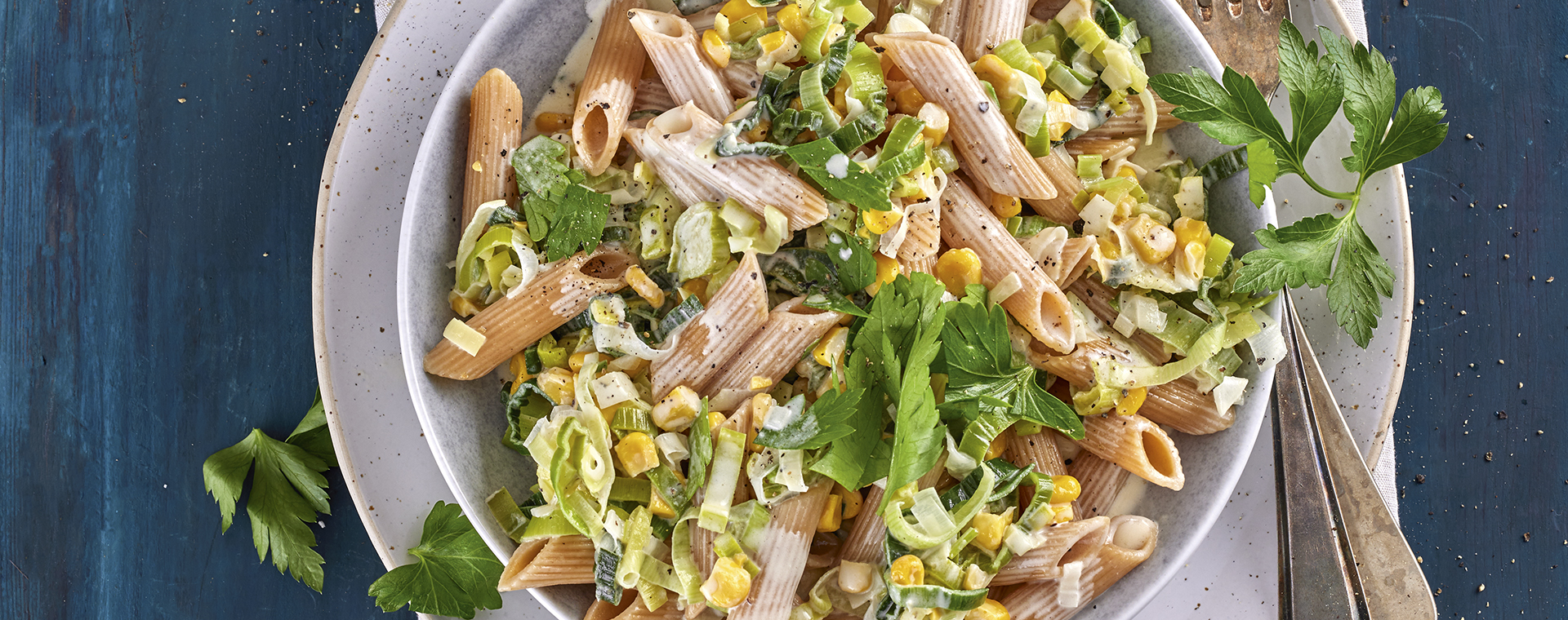 6 22 Vollkornpasta Mit Lauch Mais Sahneso%C3%9Fe 1920x760px