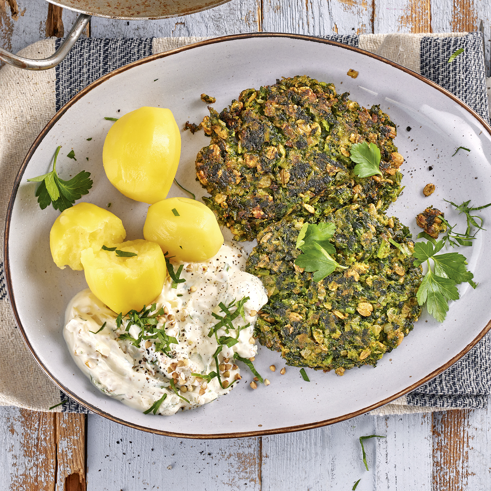 1 23 Gruenkohlpuffer Mit Salzkartoffeln Und Buchweizenquark 1600x1600px