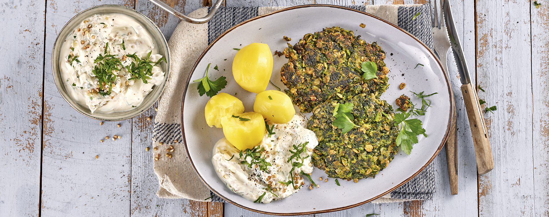 1 23 Gruenkohlpuffer Mit Salzkartoffeln Und Buchweizenquark 1920x760px