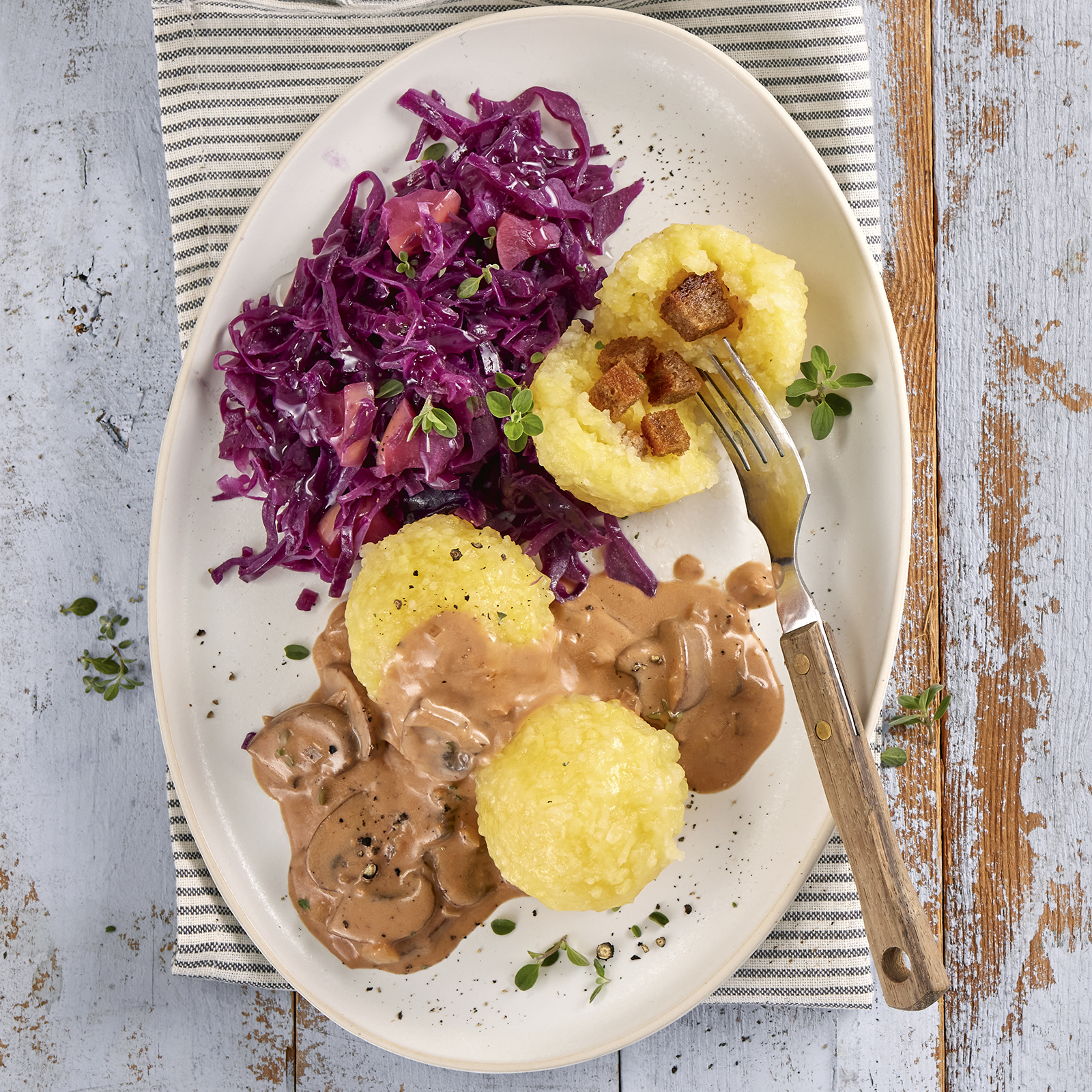 1 23 Kartoffelkloesse Mit Blaukraut Und Pilzsosse 1600x1600px