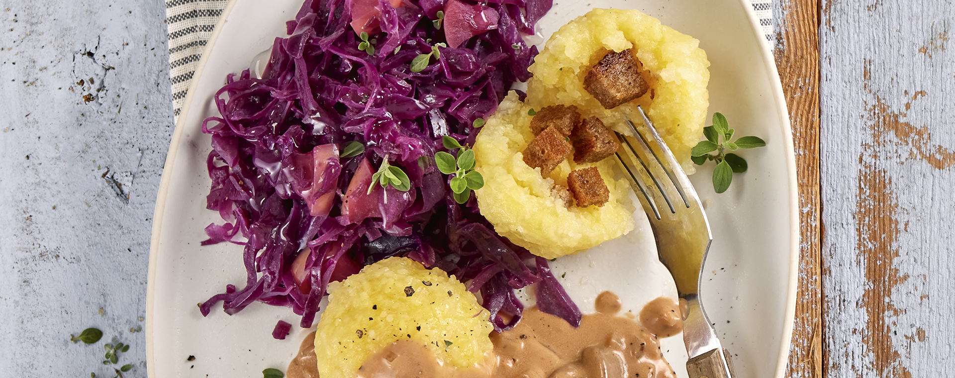 1 23 Kartoffelkloesse Mit Blaukraut Und Pilzsosse 1920x760px