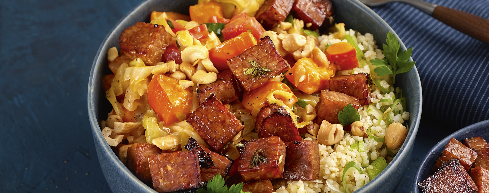 1 23 Kuerbis Spitzkohl Bowl Mit Bulgur Und Tempeh 1920x760px