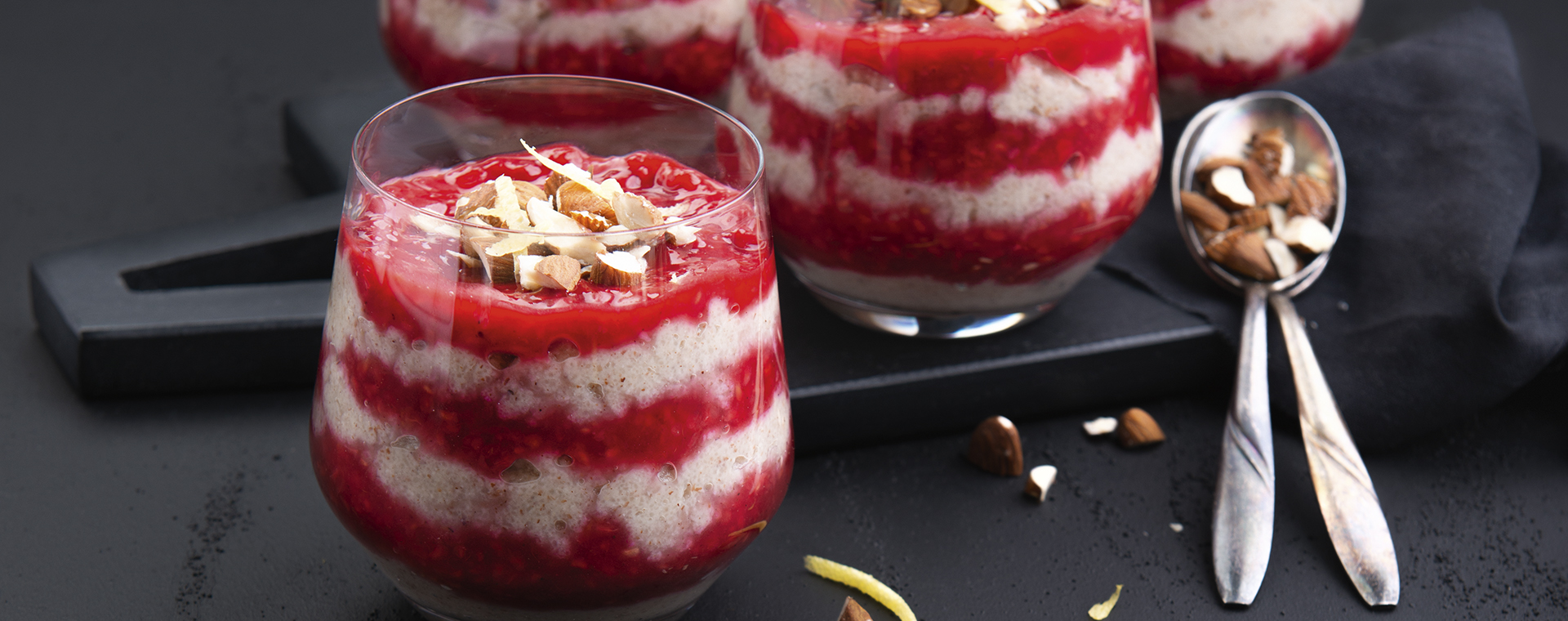 1 23 Mandel Vanille Griessbrei Mit Himbeersosse 1920x760px