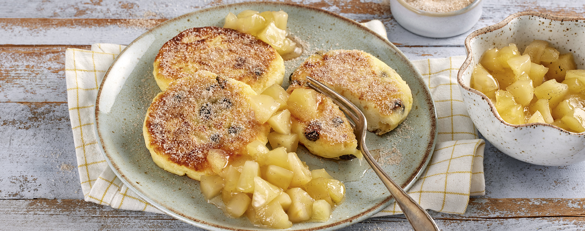 1 23 Quarkkaeulchen Mit Apfelkompott 1920x760px