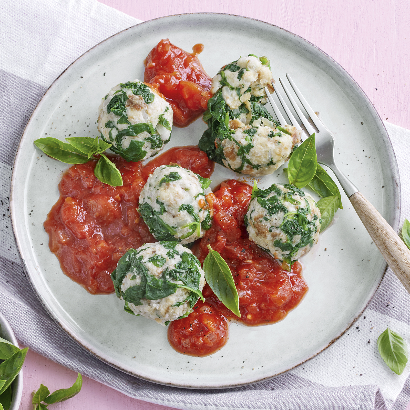 1 23 Spinat Laugen Knoedelchen Mit Tomatensosse 1600x1600px