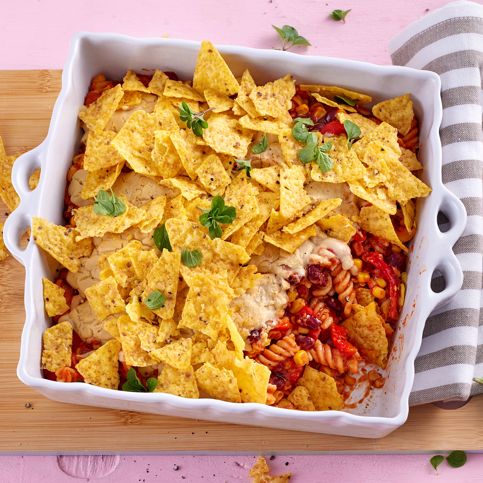 1 23 Veganer Mexikanischer Nudelauflauf Mit Nachokruste 1600x1600px