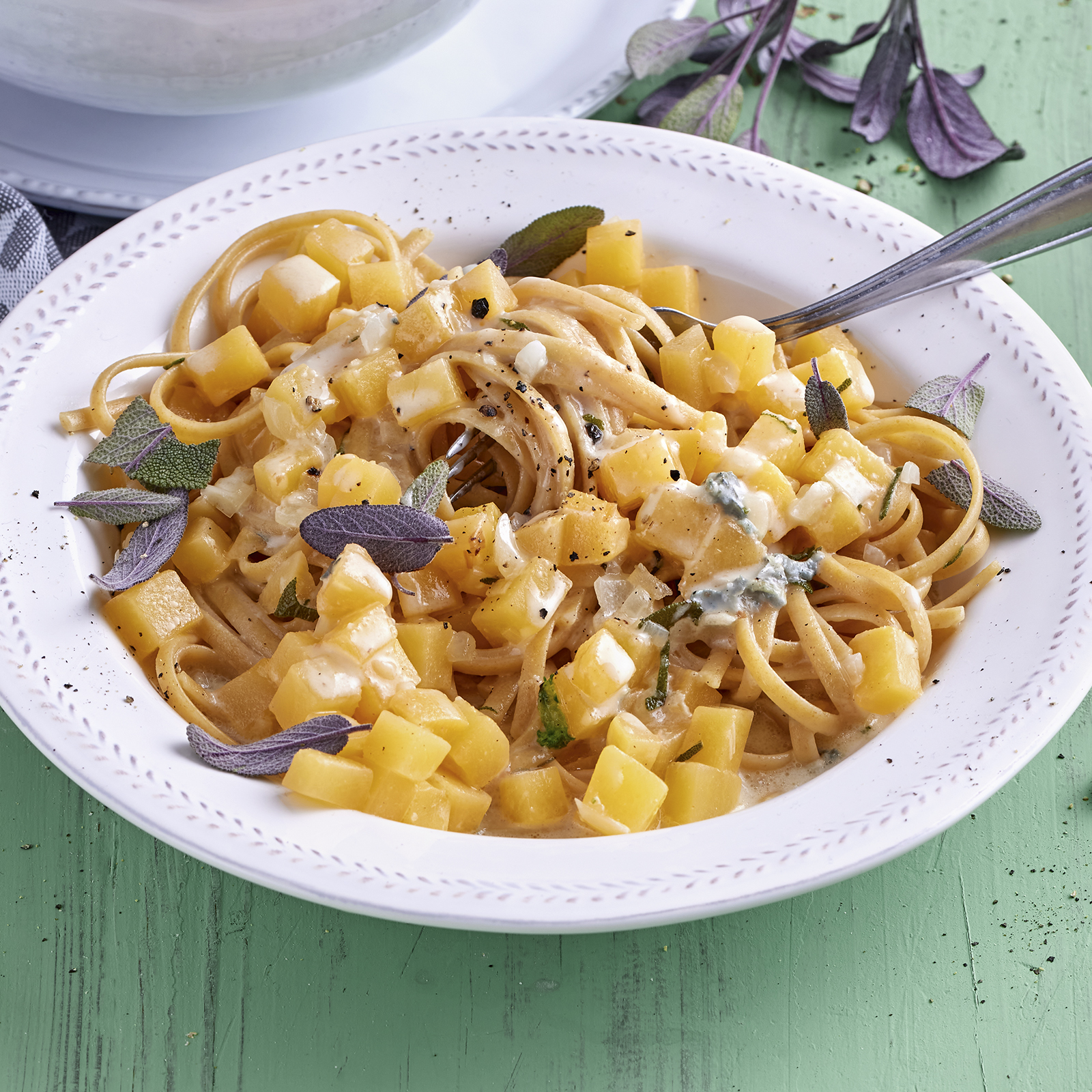 1 23 Vollkornpasta Mit Steckrueben Blauschimmelkaese Sosse 1600x1600px