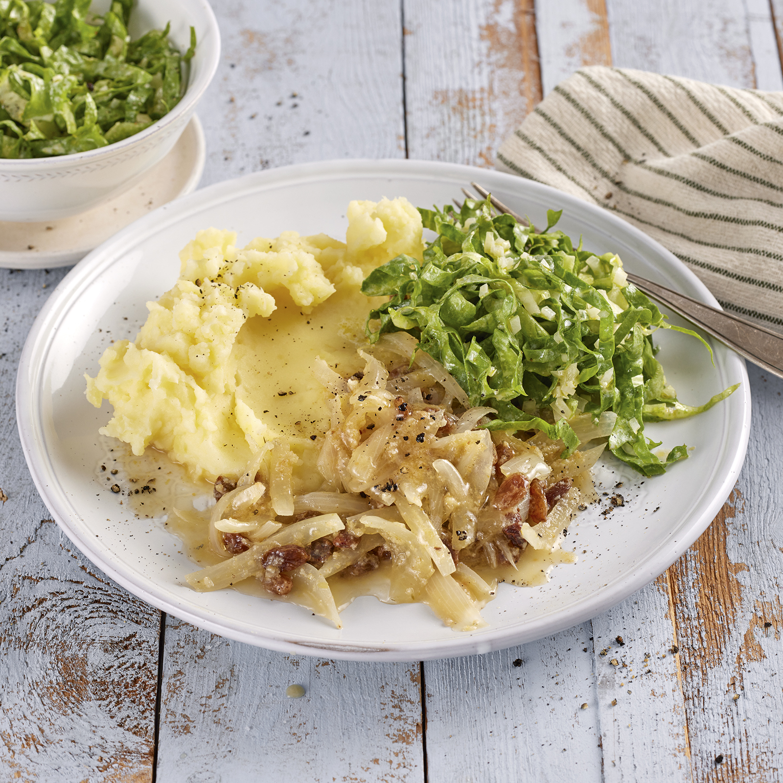 1 23 Zwiebelgemuese Mit Kartoffelpueree Und Endiviensalat 1600x1600px