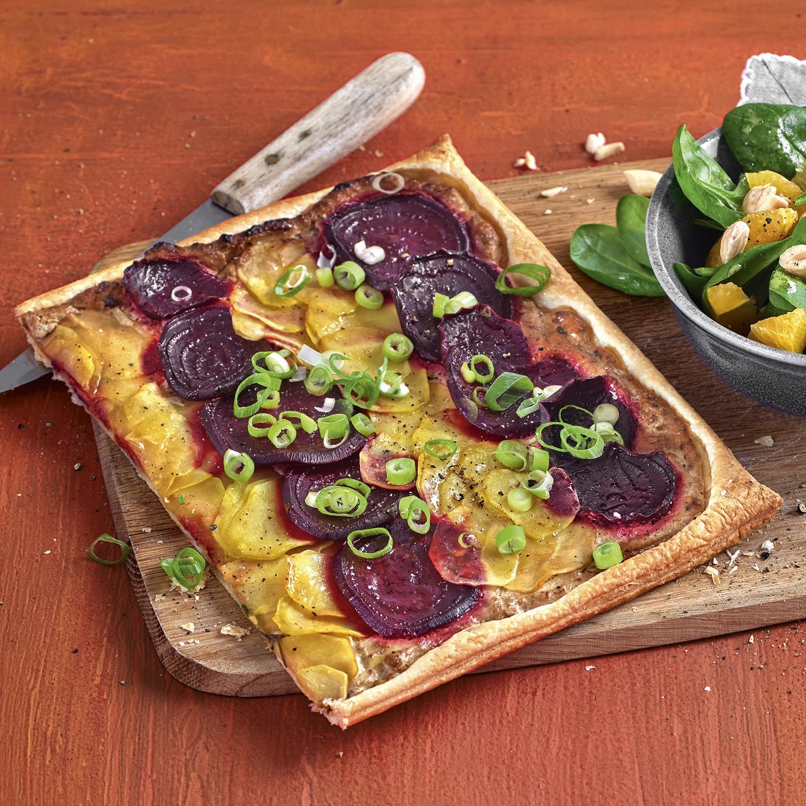 2 23 Blaetterteigpizza Mit Steinpilzcreme Und Spinatsalat 1600x1600px