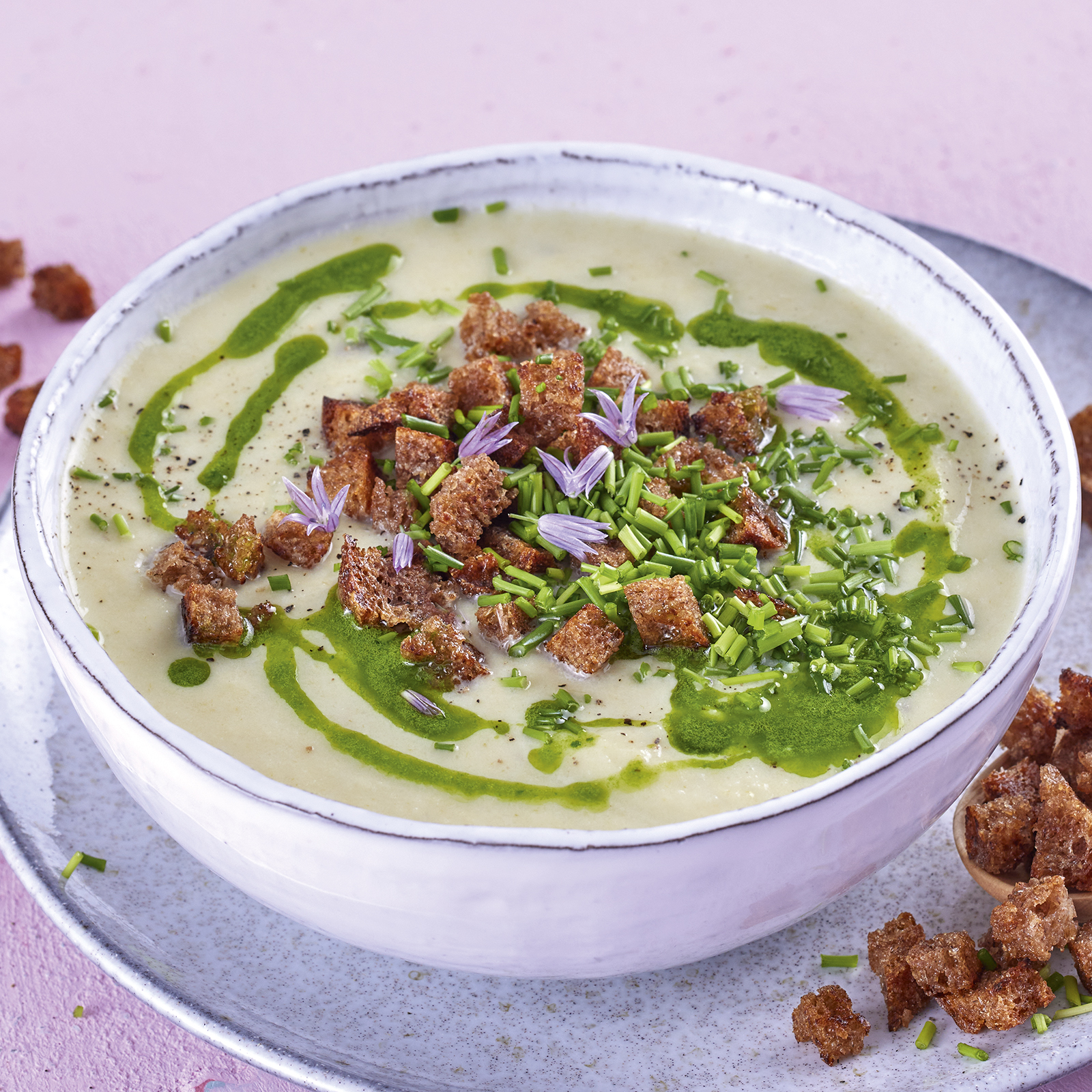 2 23 Blumenkohlcremesuppe Mit Schnittlauchoel 1600x1600px