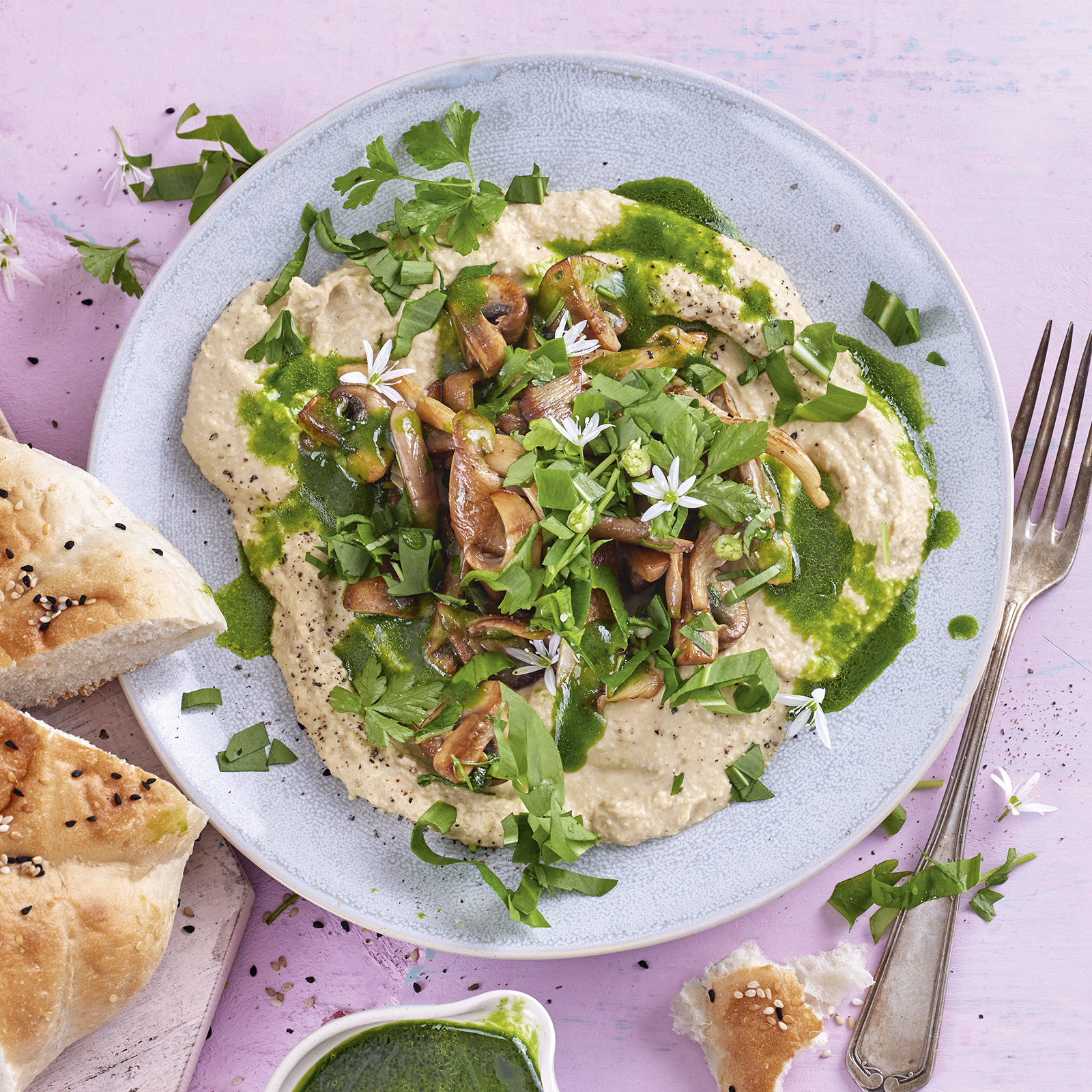 2 23 Joghurthummus Mit Balsamicopilzen Und Baerlauchoel 1600x1600px