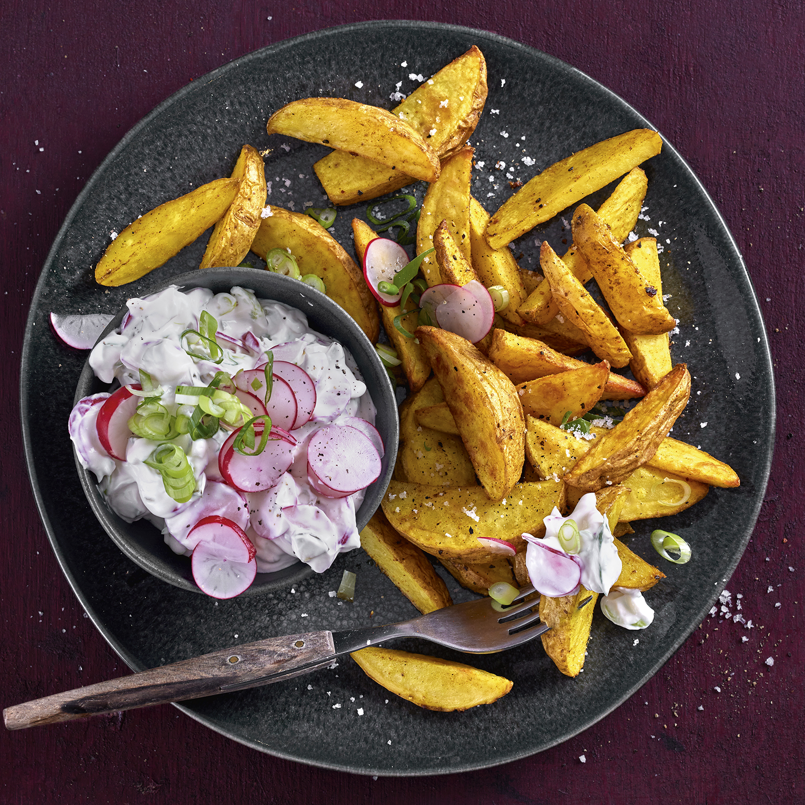 2 23 Knusprige Kartoffelspalten Mit Radieschenquark 1600x1600px