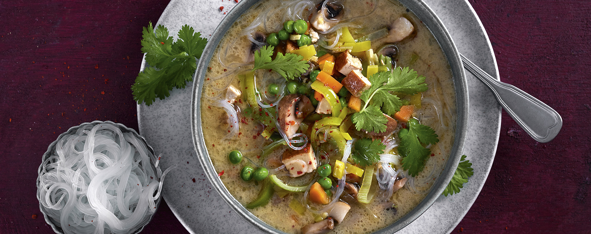 2 23 Kokos Gemuesesuppe Mit Glasnudeln Und Tofu 1920x760px