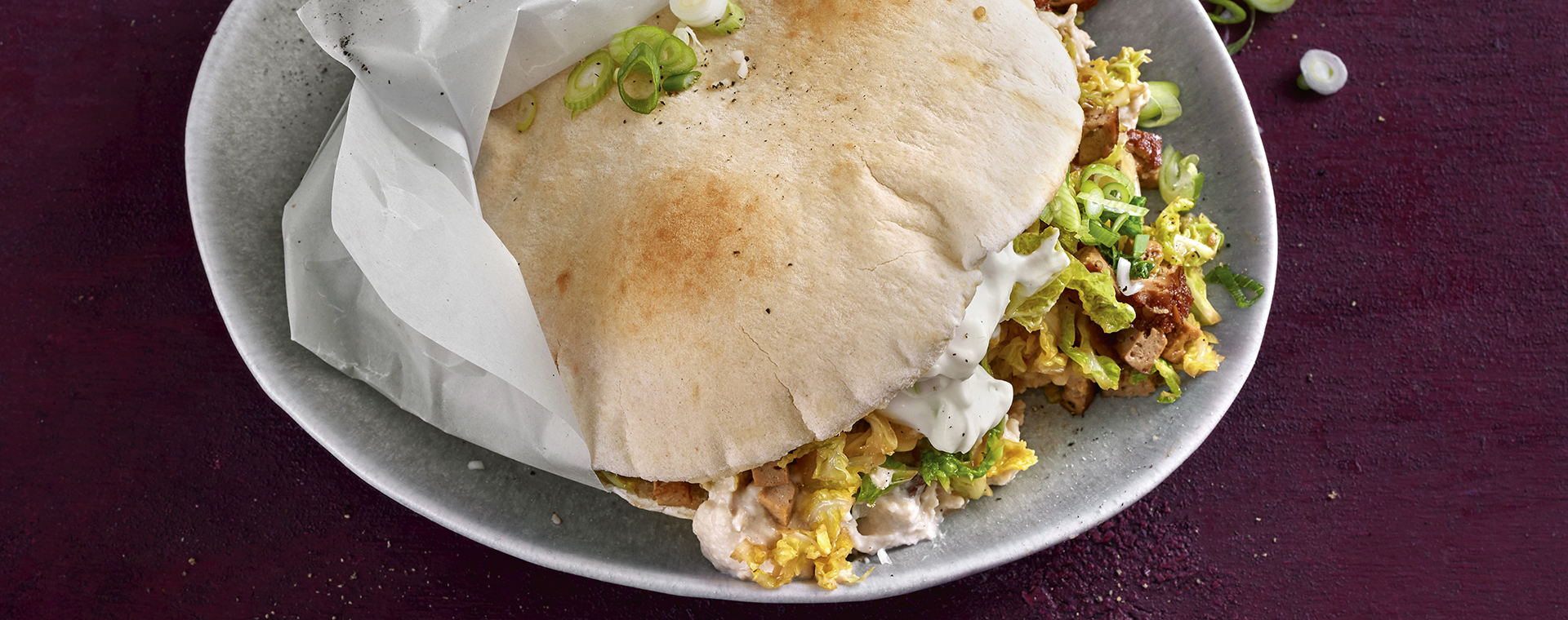 2 23 Pita Mit Bohnenhummus Und Tofu Wirsing Fuellung 1920x760px