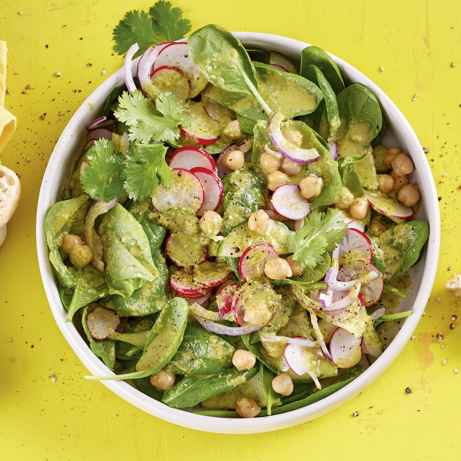 2 23 Spinatsalat Mit Limetten Ingwer Dressing Und Sesambaguette 1600x1600px