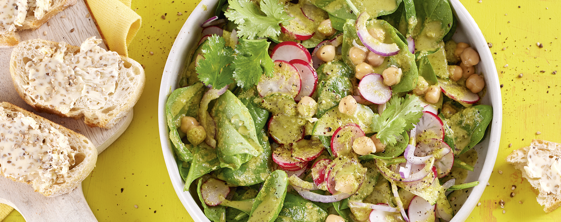 2 23 Spinatsalat Mit Limetten Ingwer Dressing Und Sesambaguette 1920x760px