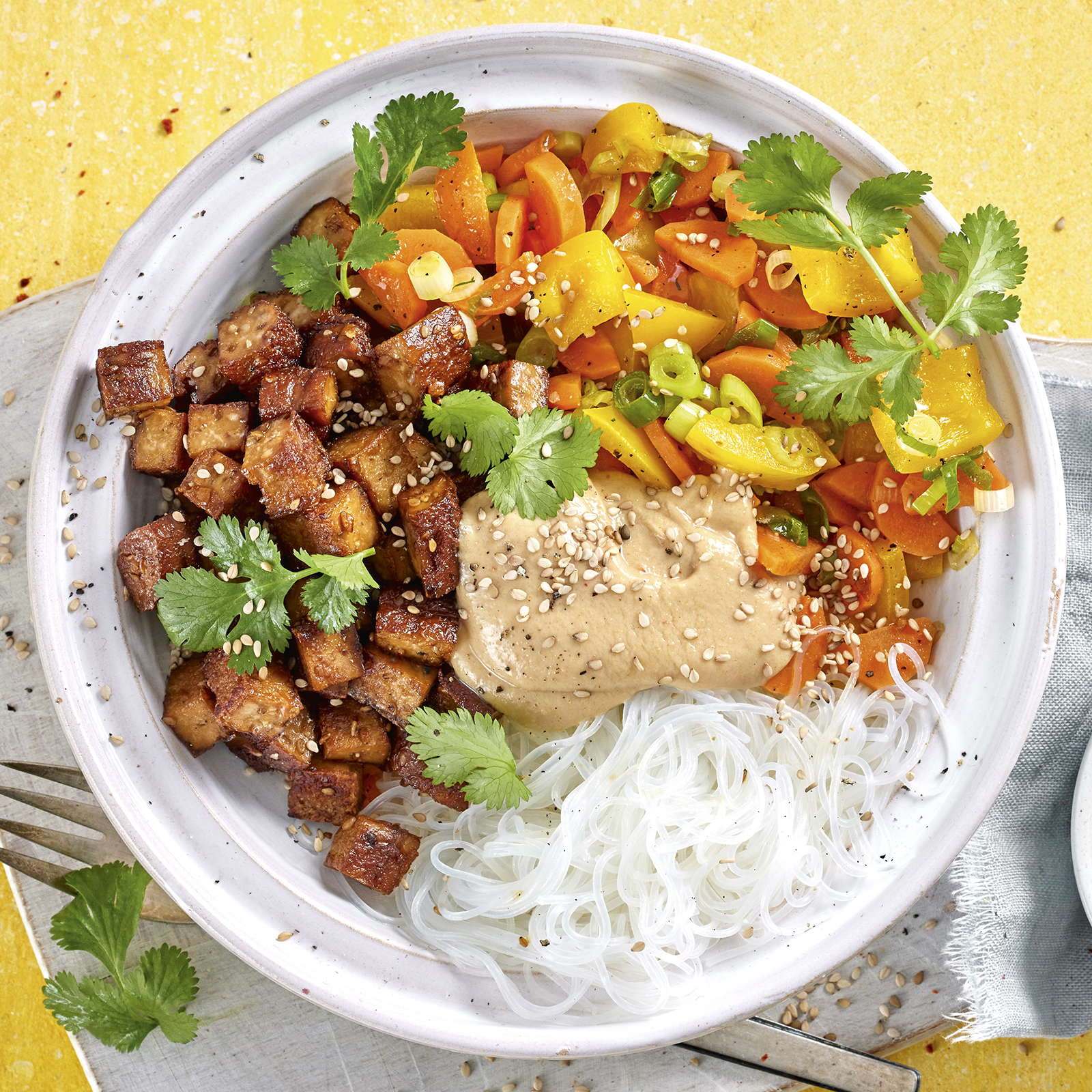 3 23 Asiatische Bowl Mit Glasnudeln Und Erdnuss Sosse 1600x1600px