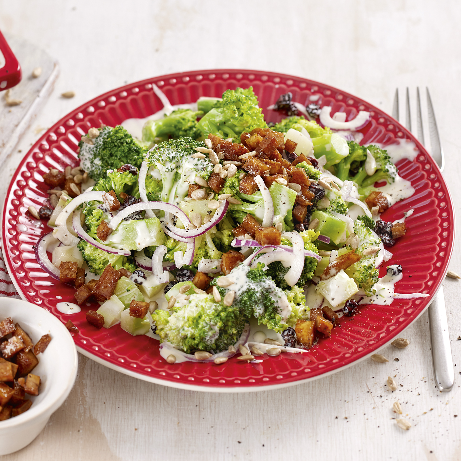 3 23 Brokkolisalat Mit Raeuchertofu 1600x1600px