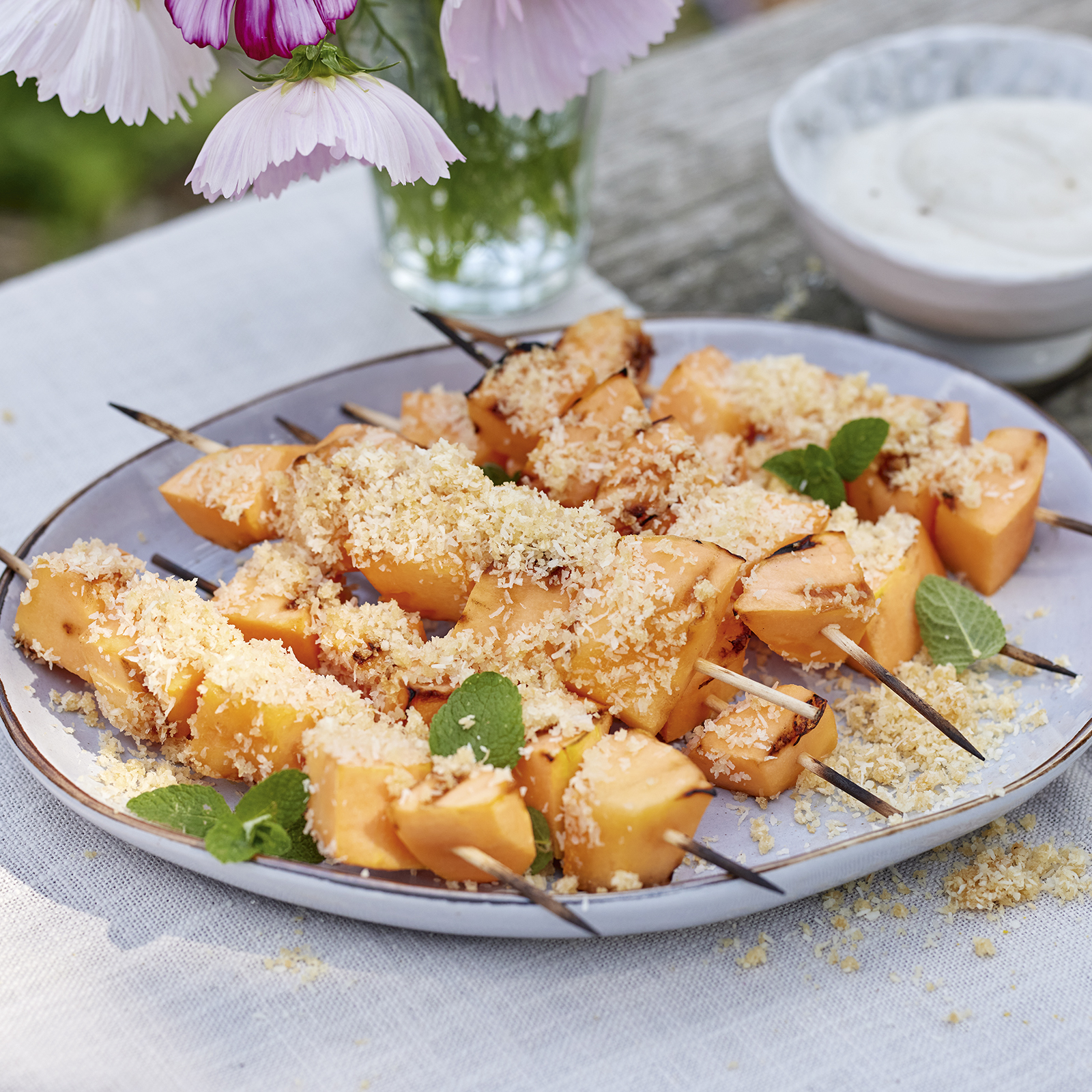 3 23 Melonenspiesse Mit Kokosraspeln Und Kokos Vanille Dip 1600x1600px