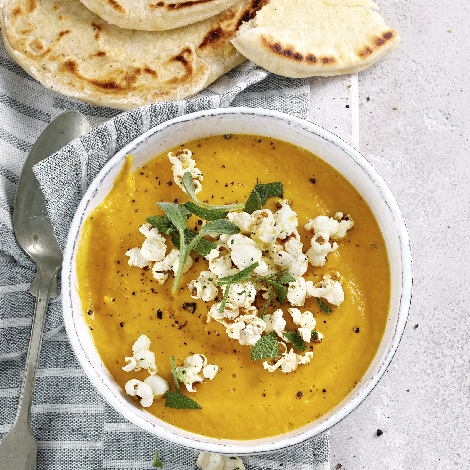3 23 Moehrencremesuppe Mit Salbeipopcorn Und Pfannenbrot 1600x1600px