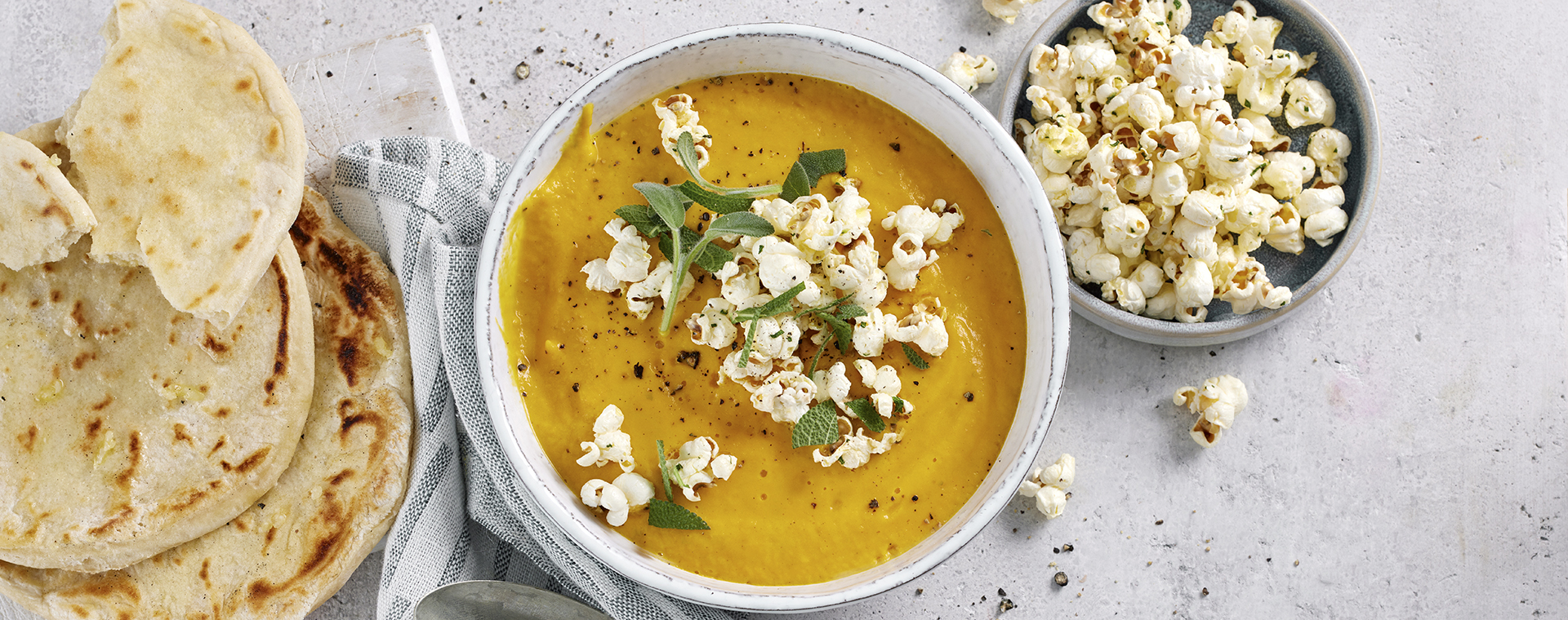 3 23 Moehrencremesuppe Mit Salbeipopcorn Und Pfannenbrot 1920x760px