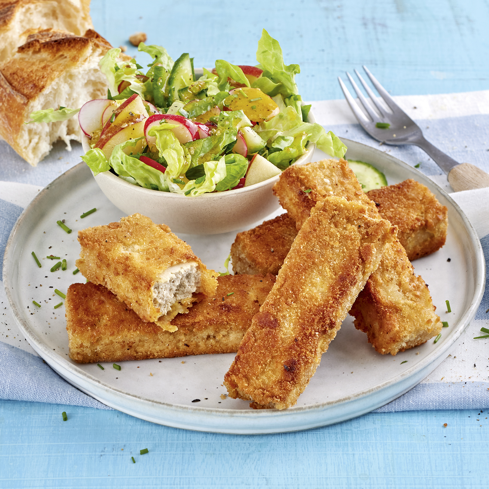 3 23 Panierte Tofu Sticks Mit Salat 1600x1600px