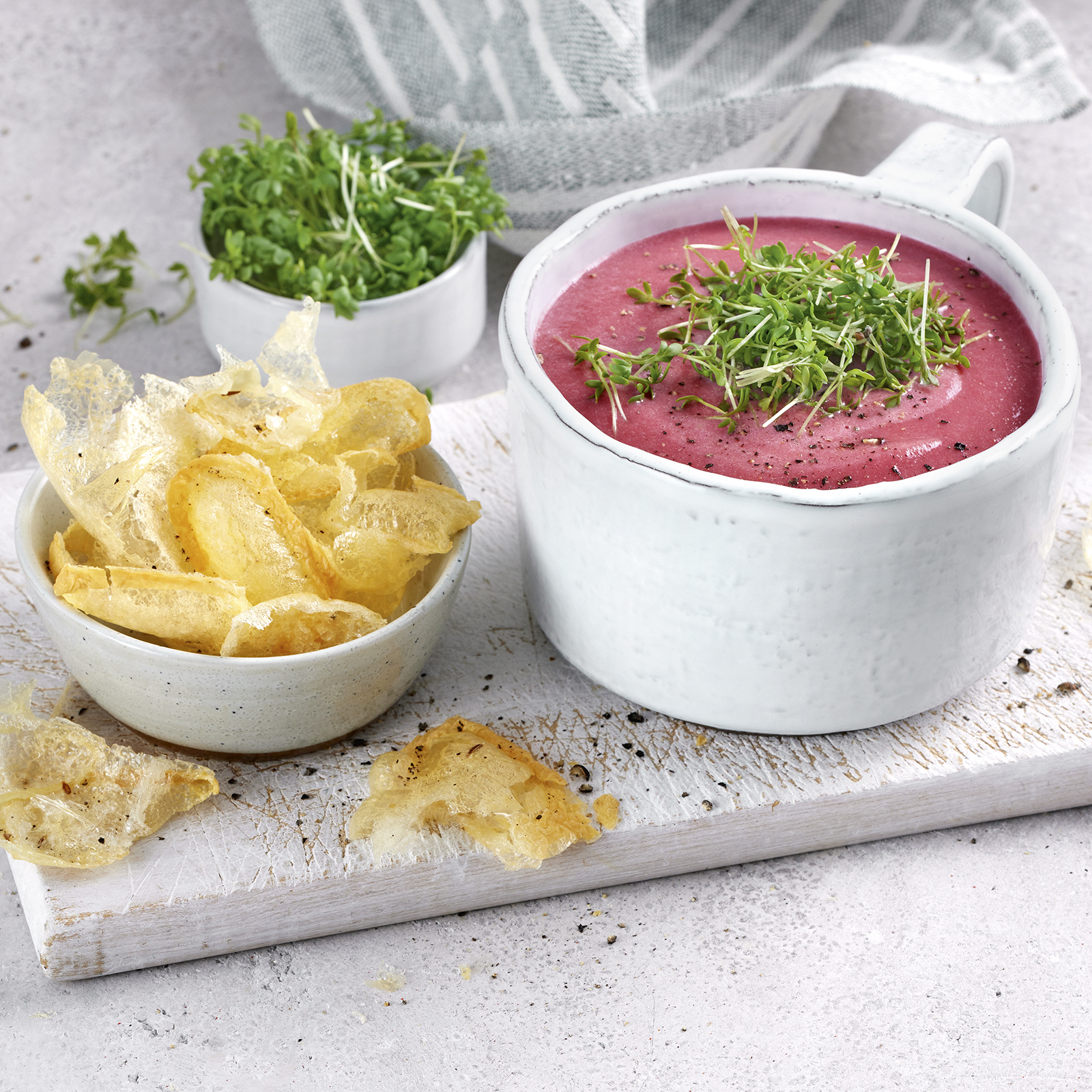 3 23 Rote Bete Cremesuppe Mit Handkaese Chips 1600x1600px