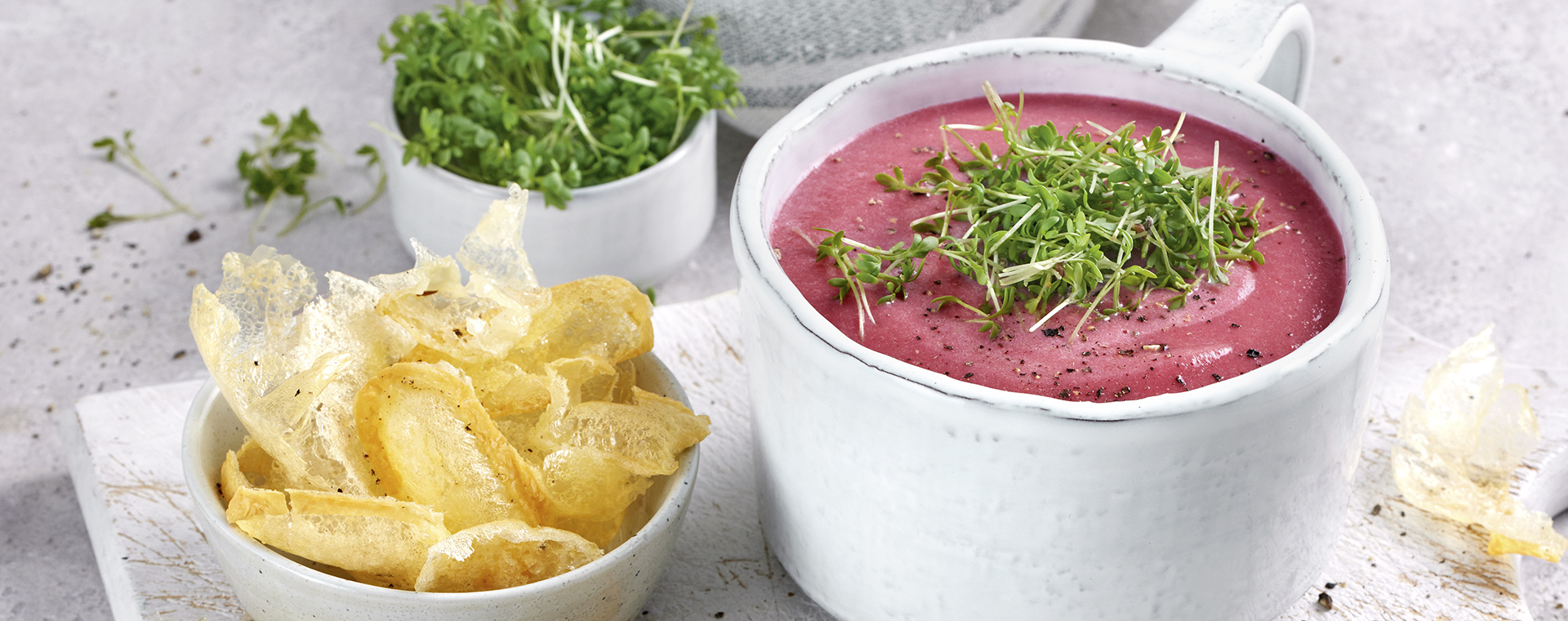 3 23 Rote Bete Cremesuppe Mit Handkaese Chips 1920x760px