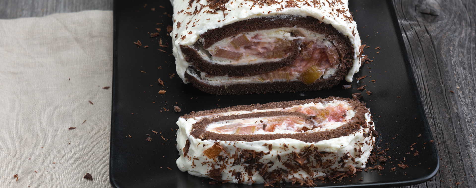 3 23 Schoko Biskuitrolle Mit Rhabarber 1920x760px