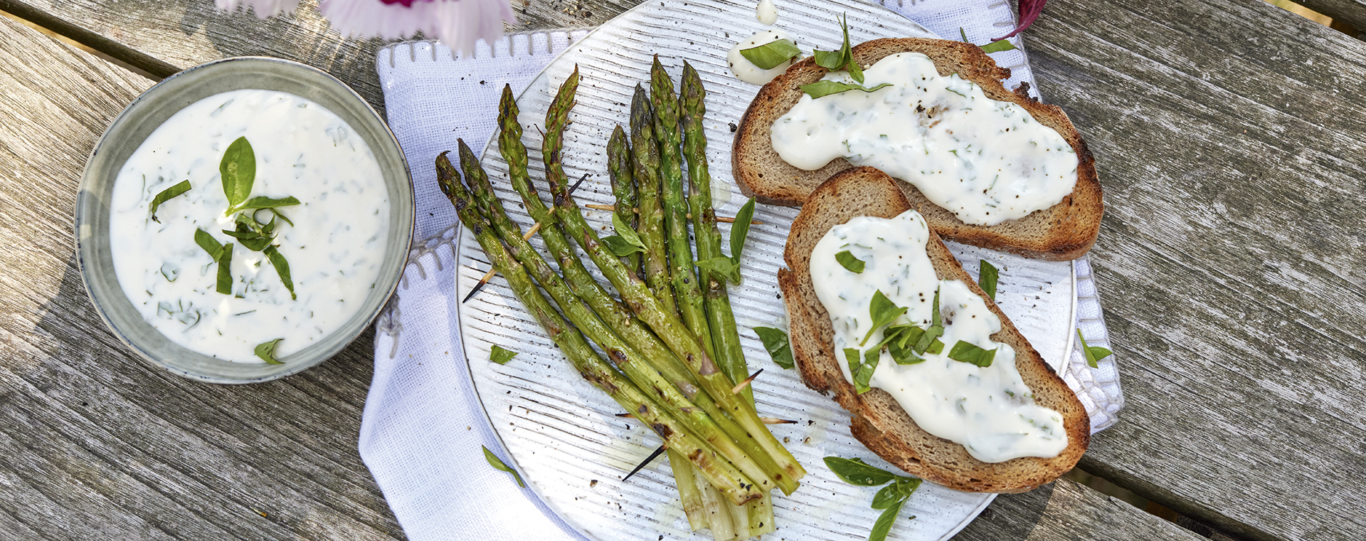 3 23 Spargelspiesse Mit Roestbrot Und Basilikum Aioli 1920x760px