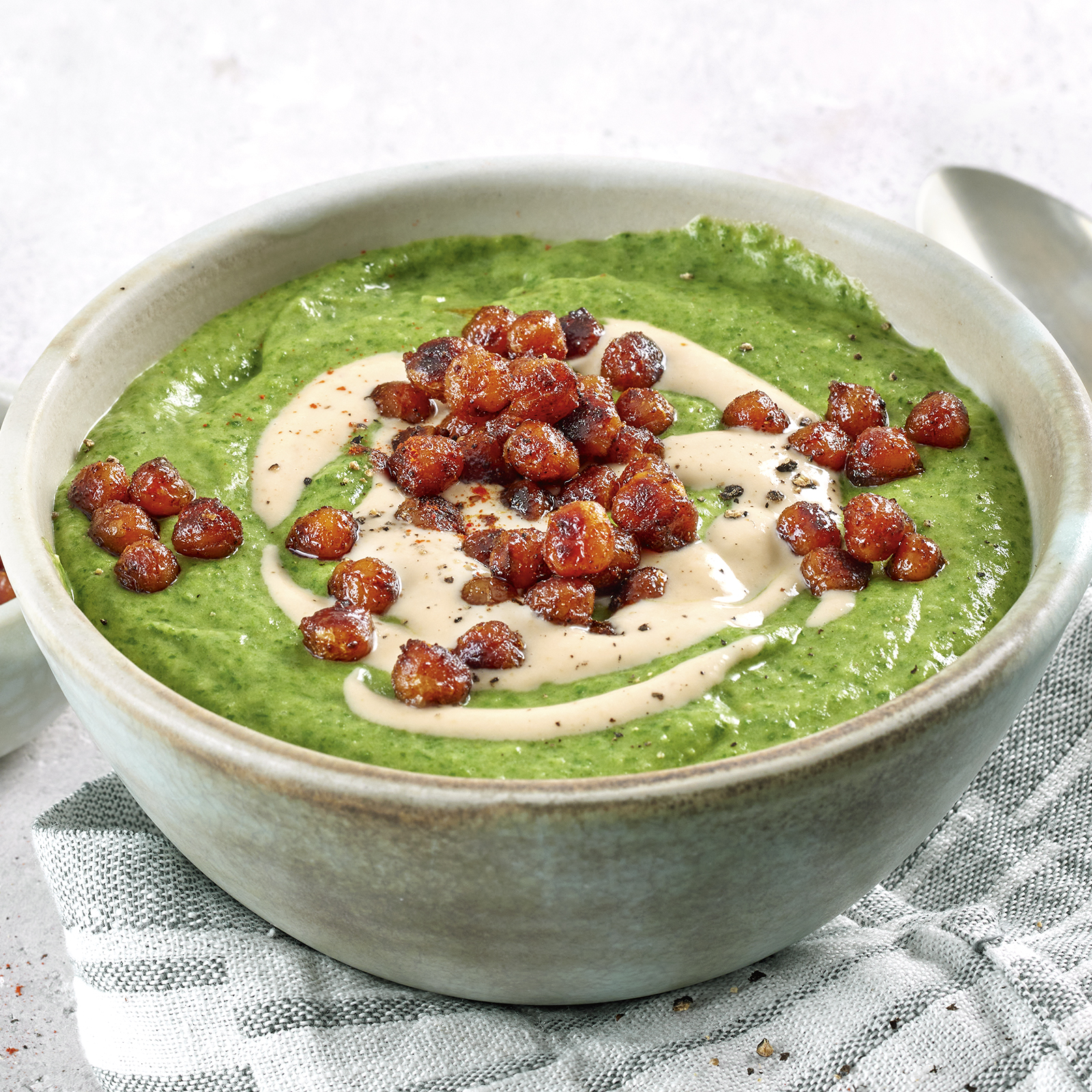 3 23 Spinat Erdnuss Cremesuppe Mit Gewuerzkichererbsen 1600x1600px