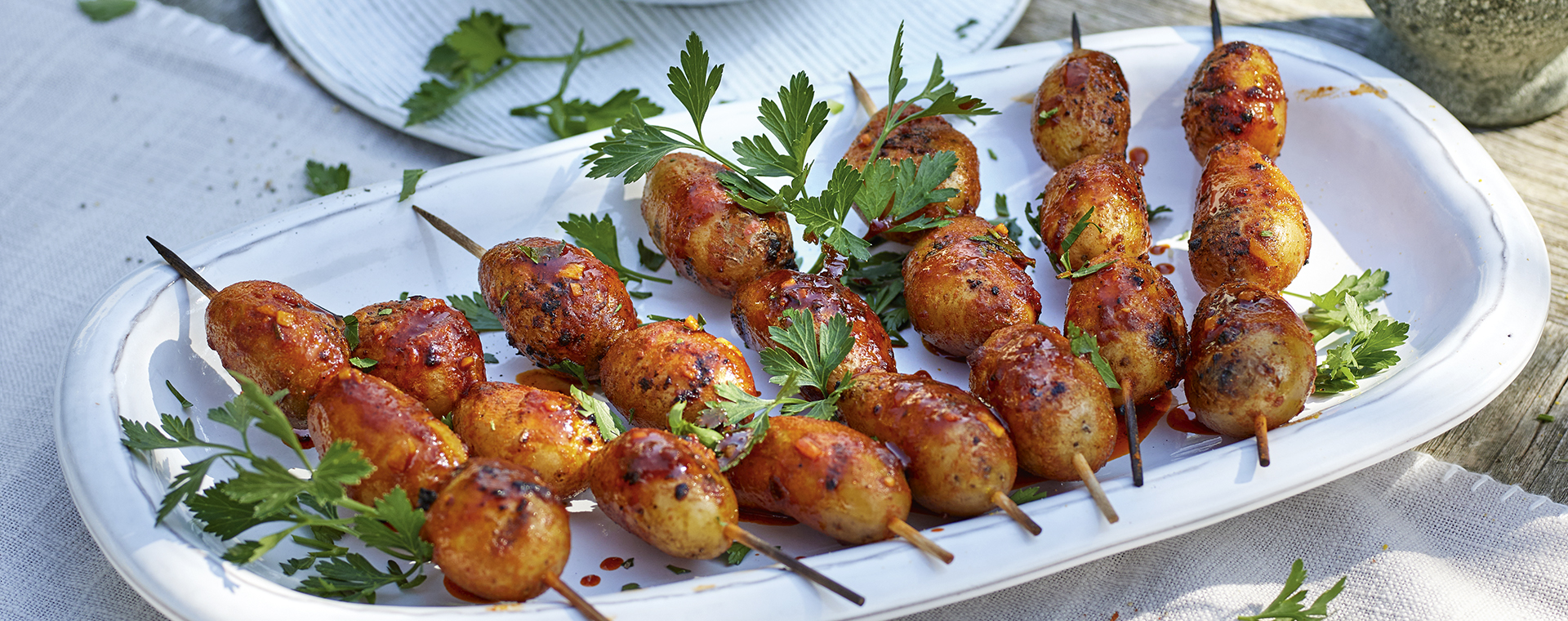 3 23 Wuerzige Kartoffelspiesse Mit Koeroezoett Dip 1920x760px