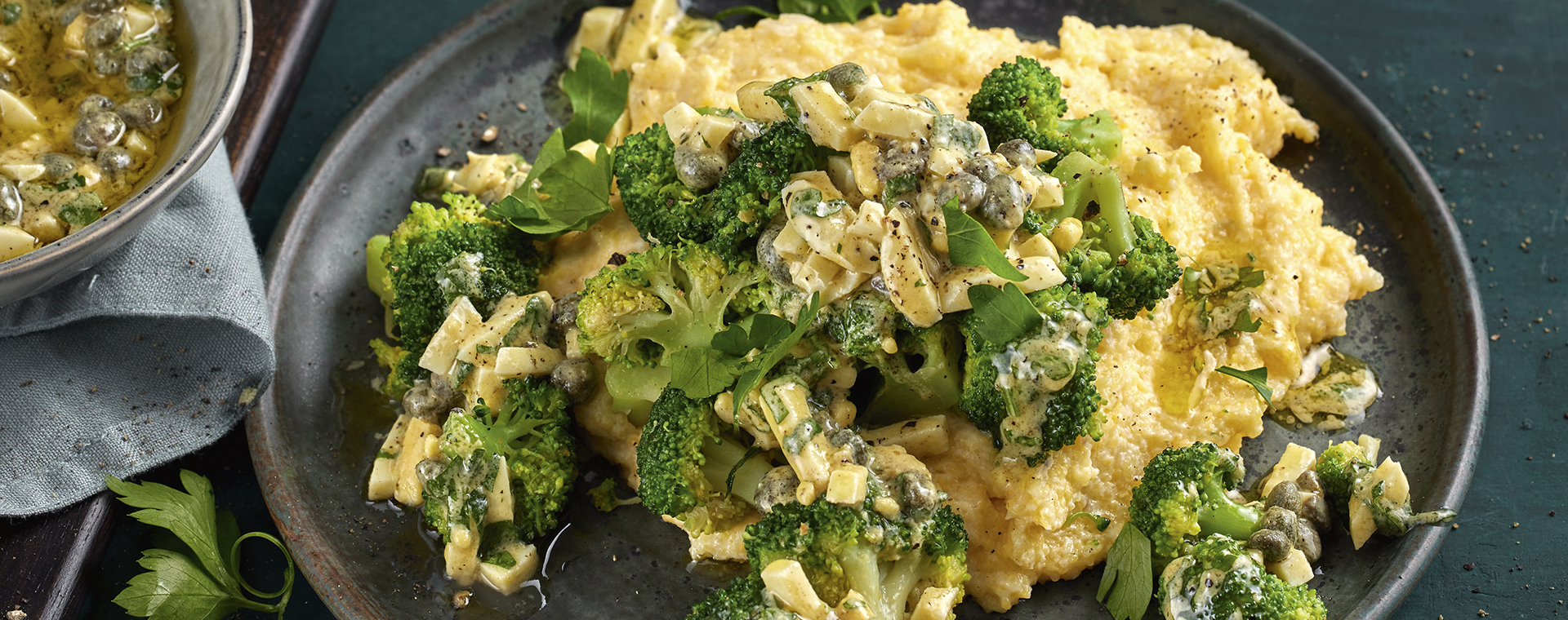 4 23 Brokkoli Mit Kapern Ei Vinaigrette Und Cremepolenta 1920x760px