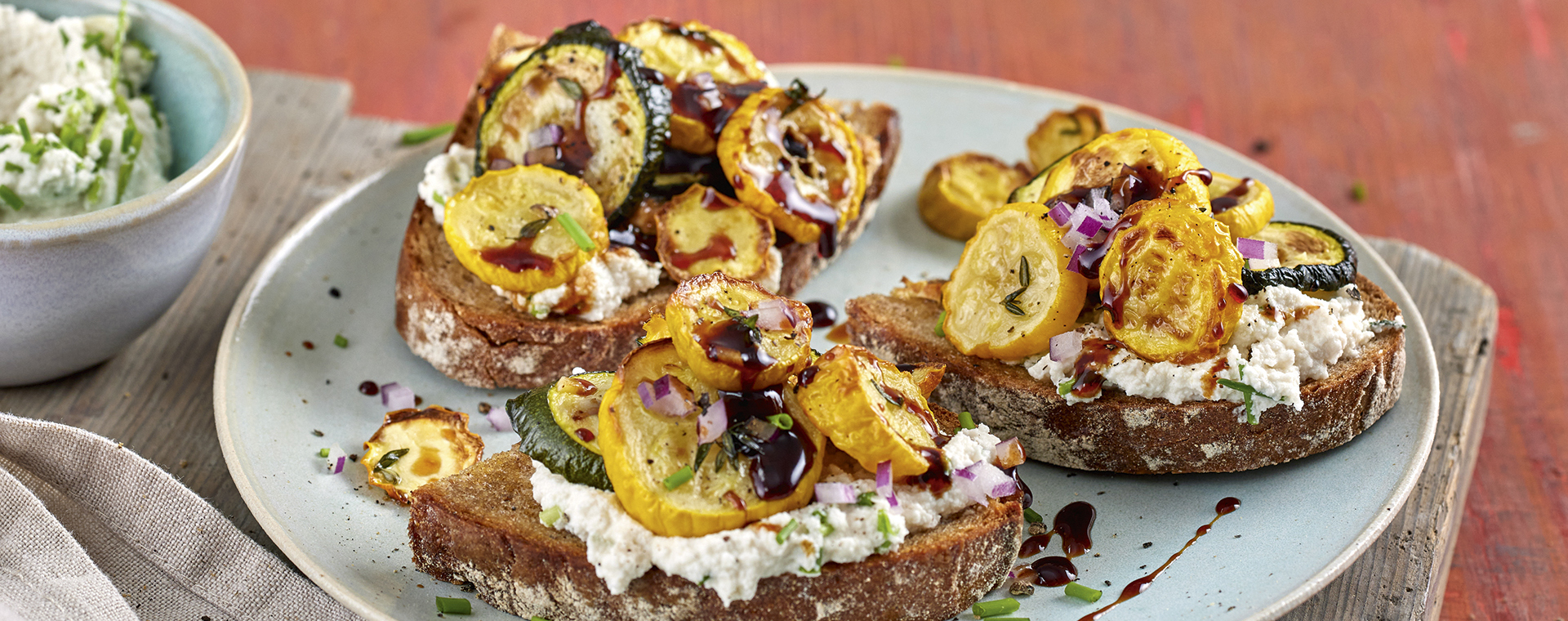 4 23 Bruschetta Mit Zucchini Und Mandelcreme 1920x760px