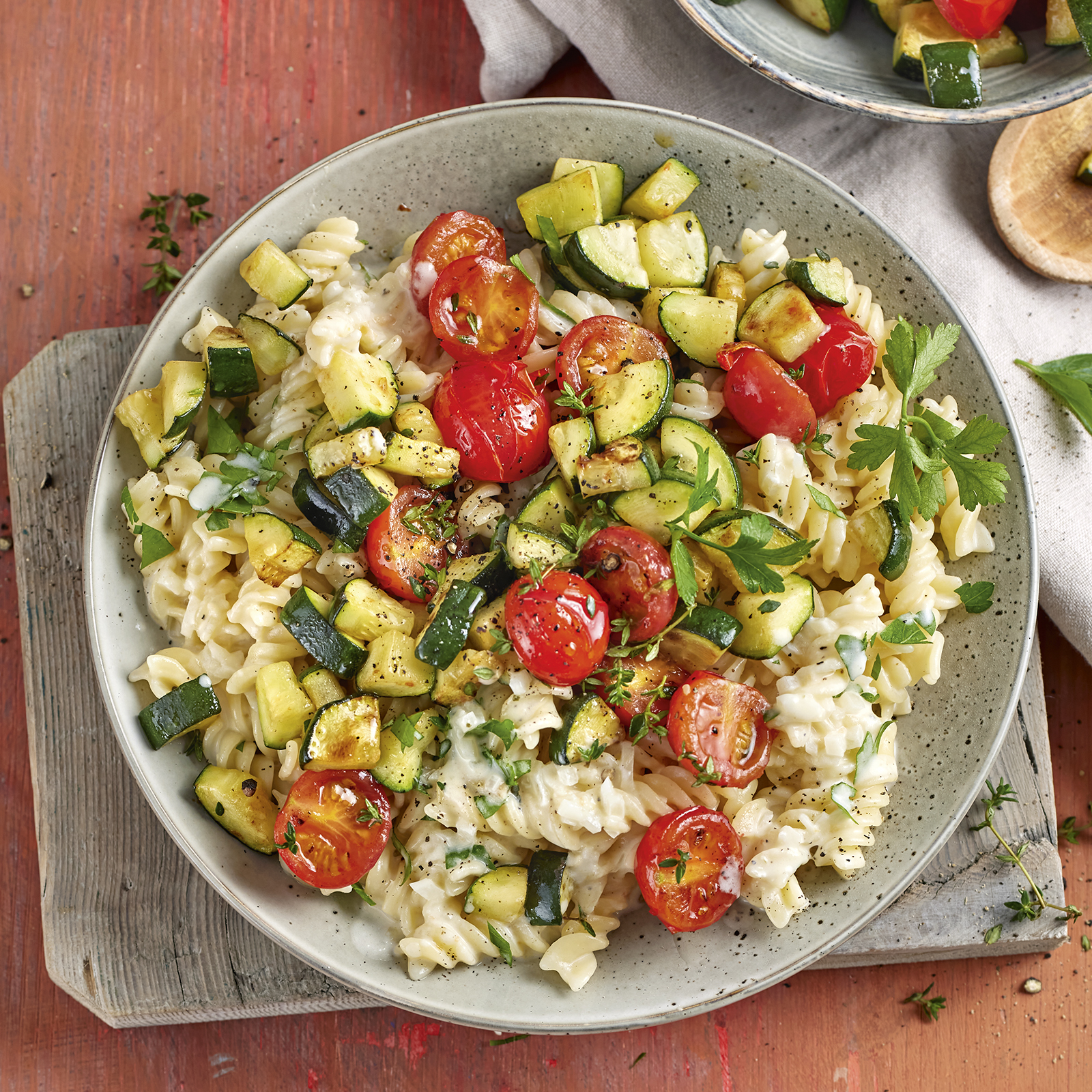 4 23 Fusilli Mit Wuerziger Scamorzasosse Und Zucchini Tomaten Gemuese 1600x1600px