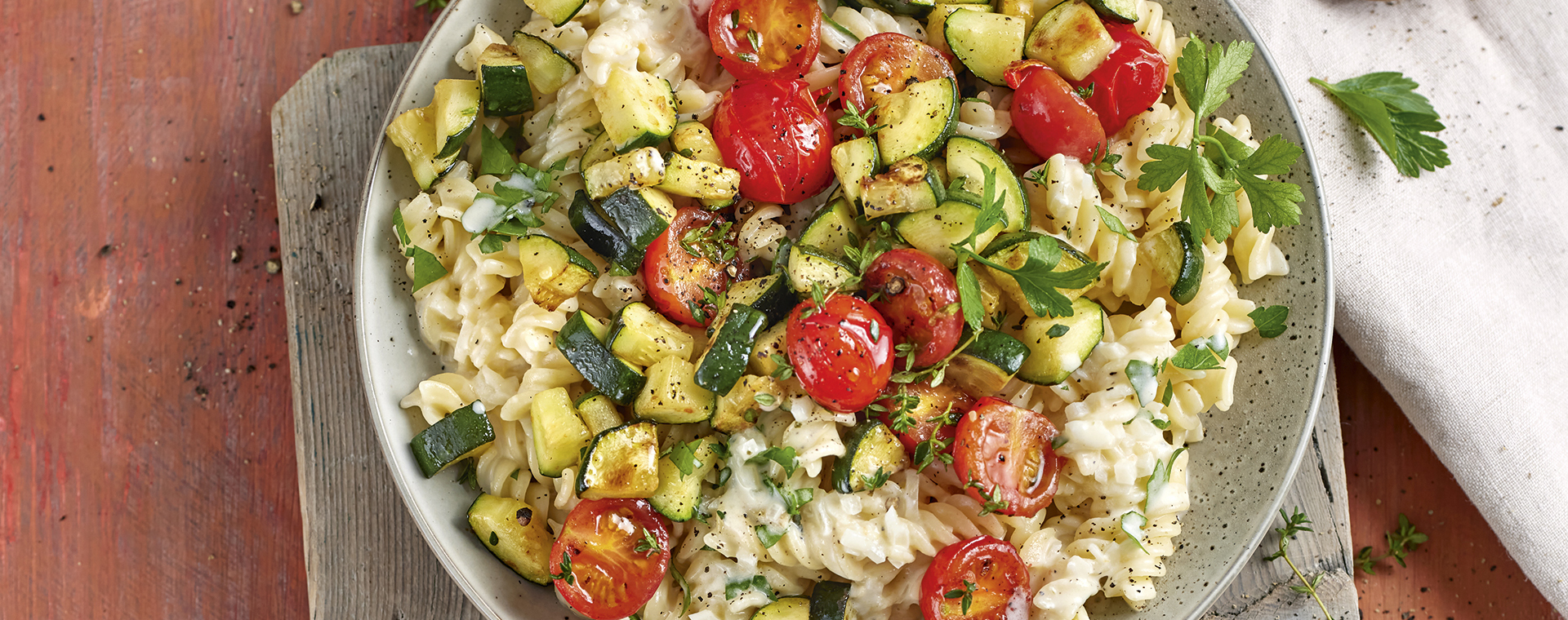 4 23 Fusilli Mit Wuerziger Scamorzasosse Und Zucchini Tomaten Gemuese 1920x760px
