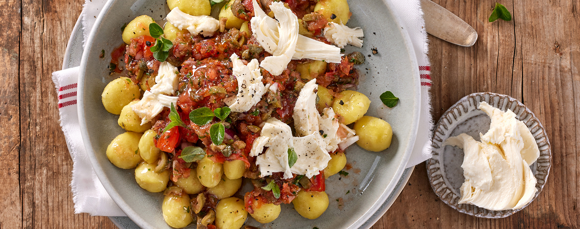 4 23 Gnocchi Mit Kalter Tomatensosse Alla Calabrese 1920x760px