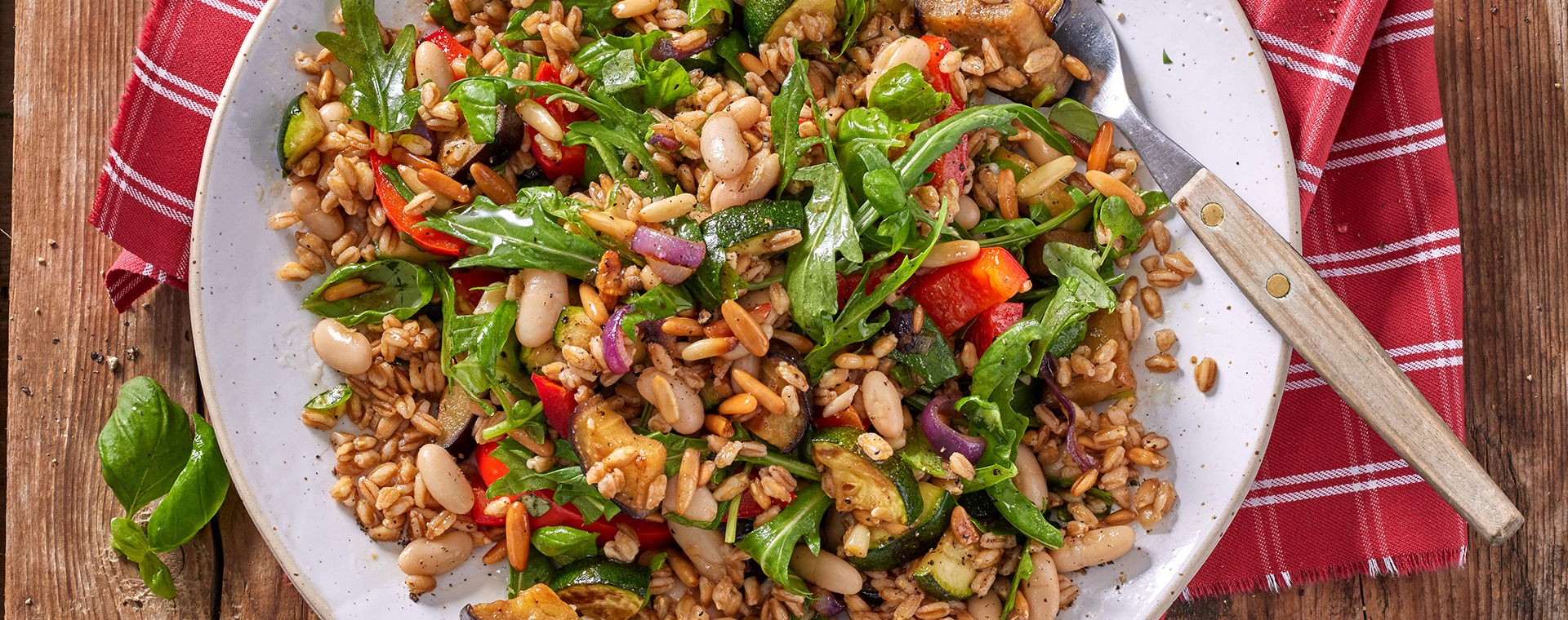 4 23 Lauwarmer Dinkelsalat Mit Cannellini Bohnen Und Gebratenem Gemuese 1920x760px