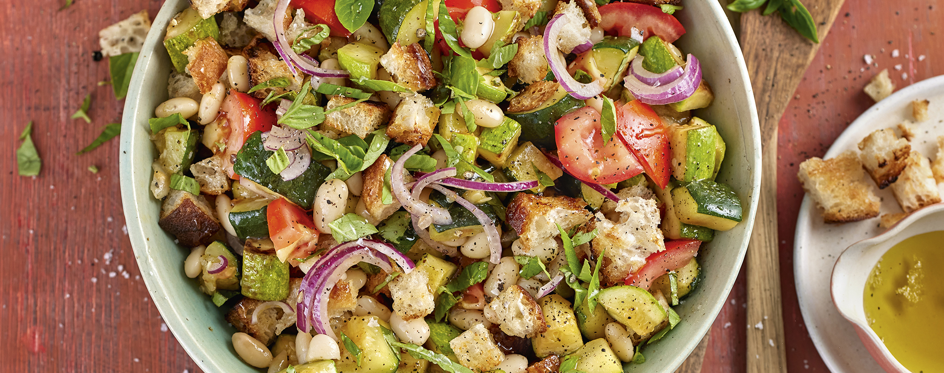 4 23 Panzanella Mit Zucchini Und Weissen Bohnen 1920x760px