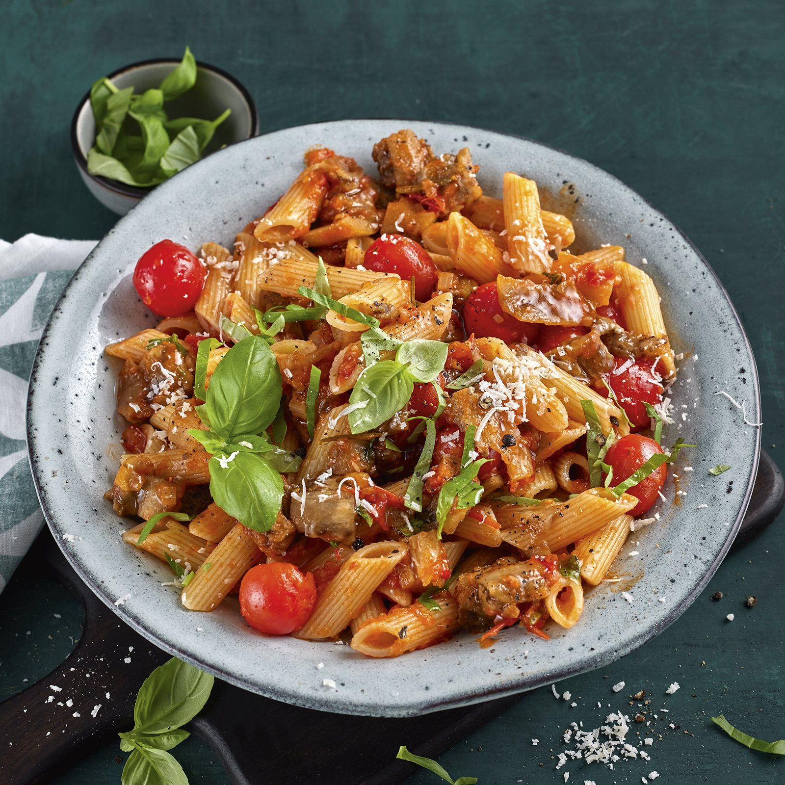 4 23 Penne Mit Geschmorten Auberginen Und Tomatensugo 1600x1600px