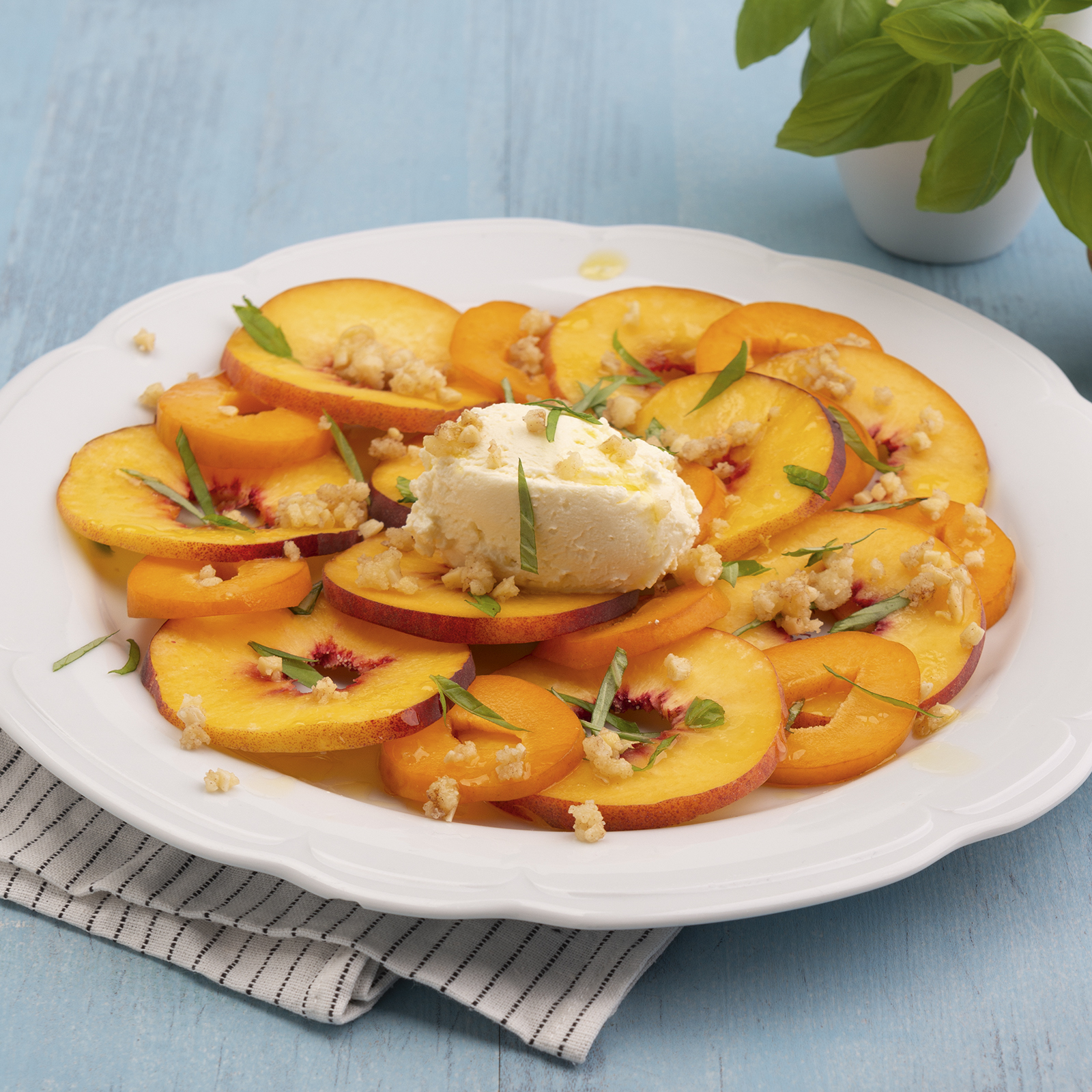 4 23 Pfirsich Aprikosen Carpaccio Mit Mascarpone Nocken 1600x1600px