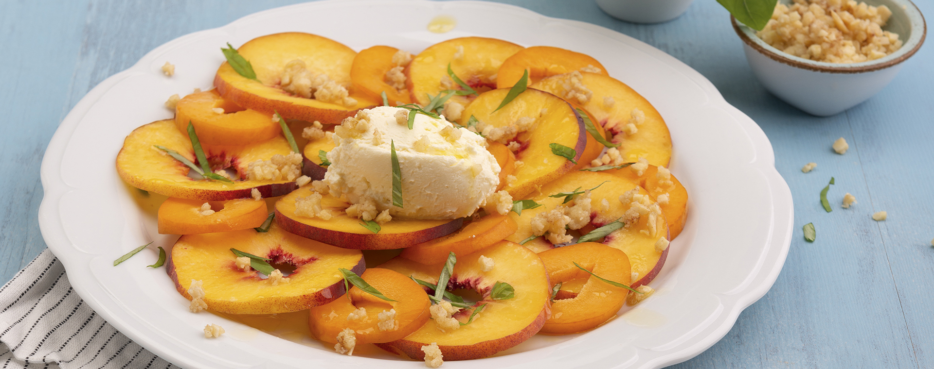 4 23 Pfirsich Aprikosen Carpaccio Mit Mascarpone Nocken 1920x760px