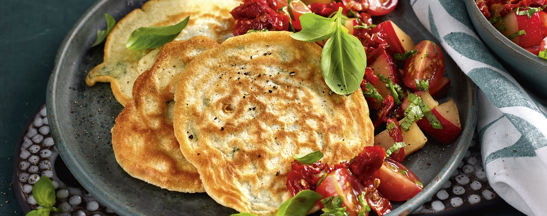 4 23 Tomaten Pfirsich Salat Mit Basilikum Pfannkuechlein 1920x760px